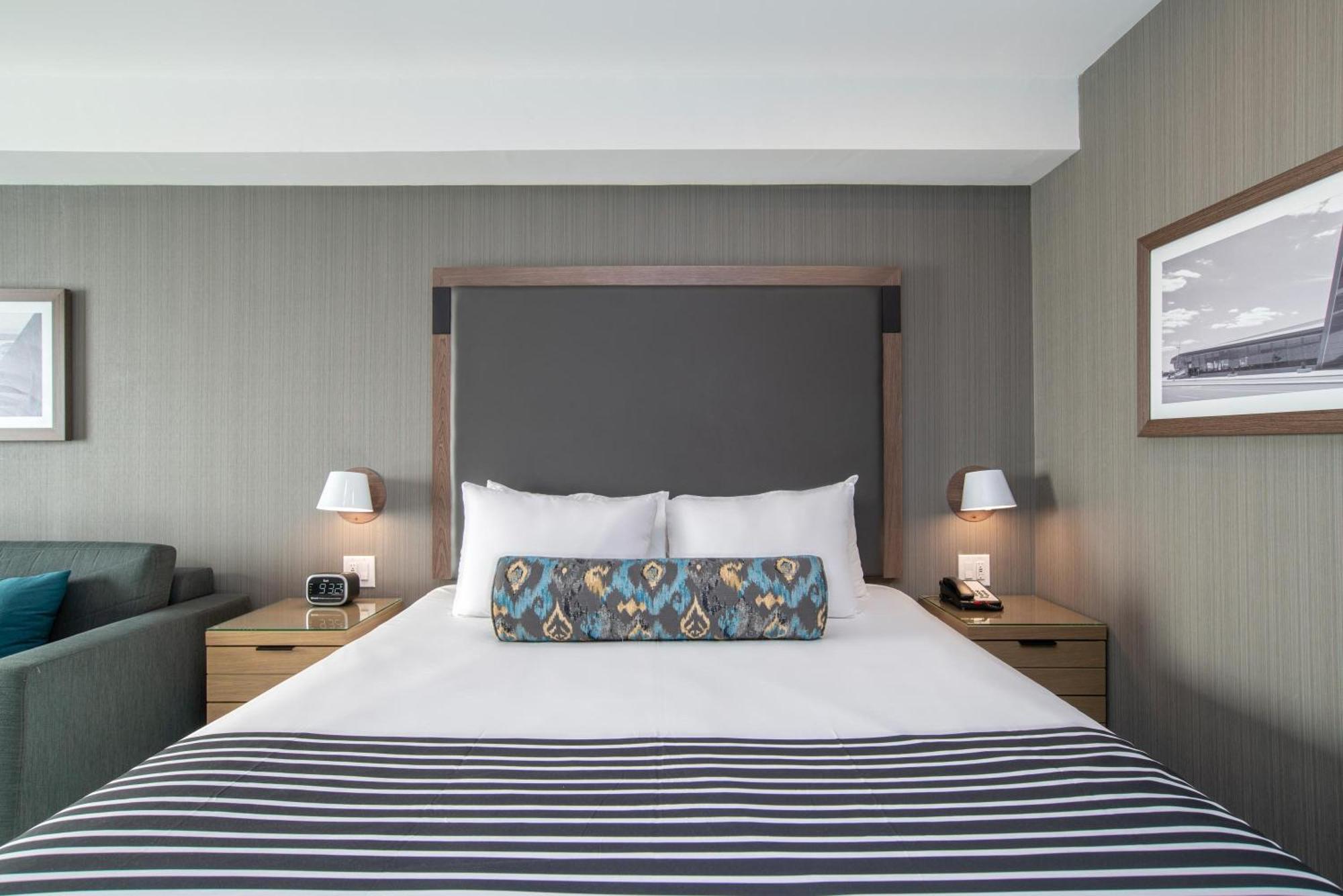 Sandman Signature Ottawa Airport Hotel Esterno foto